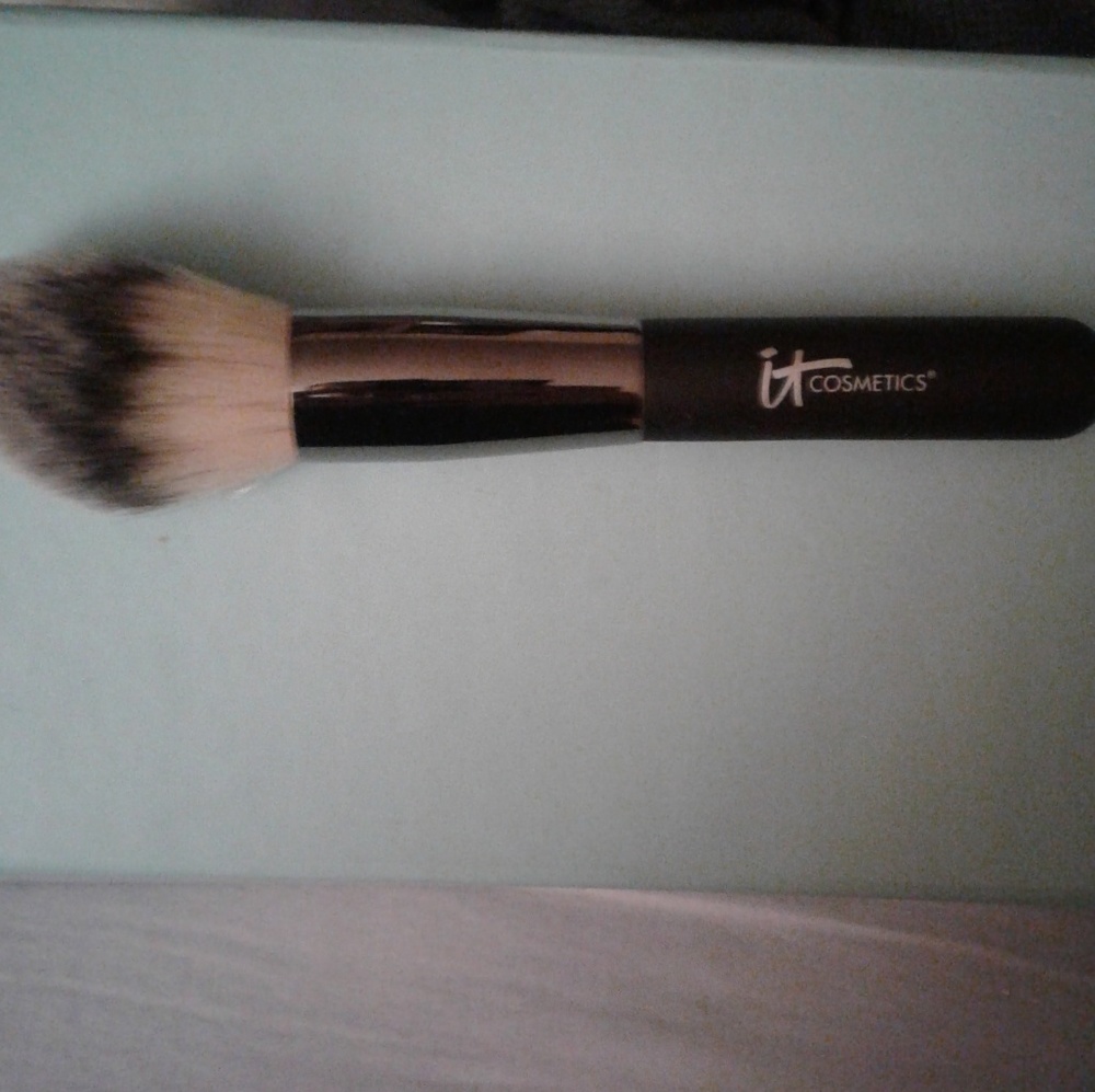 BRAND NEW IT COSMETICS HEAVENLY LUXE MAKEUP BRUSH